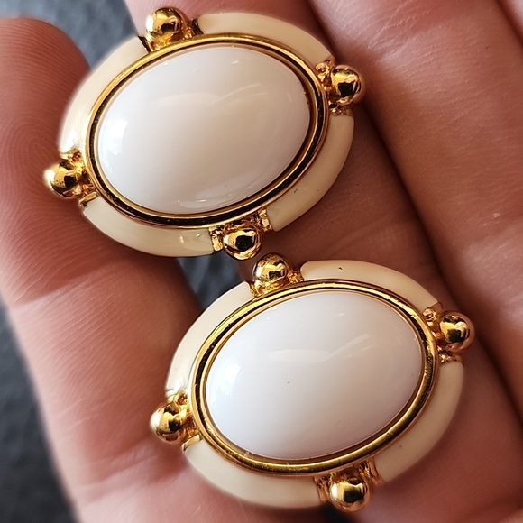 VTG Monet clip on earrings - Picture 1 of 8